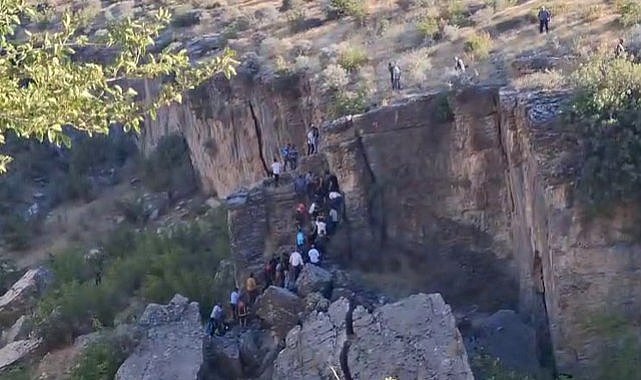 Feci kaza! Kontrolden çıkan kamyon uçurumdan uçtu! 1 kişi öldü