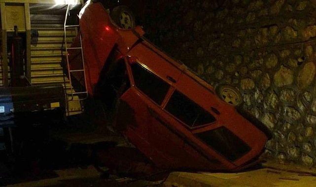 Minibüsle çarpışan araç 5 metre yükseklikten aşağı uçtu