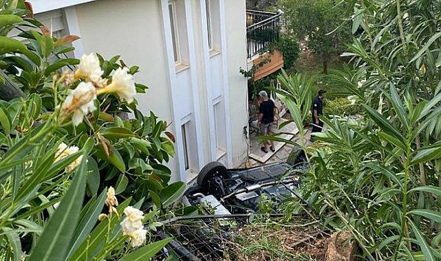 Otomobil evin bahçesine uçtu: 1 ölü, 4 yaralı