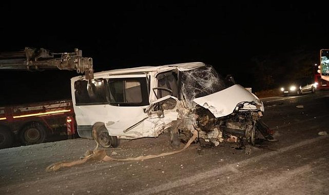 Otomobil ile minibüs kafa kafaya çarpıştı: 2'si ağır 5 yaralı