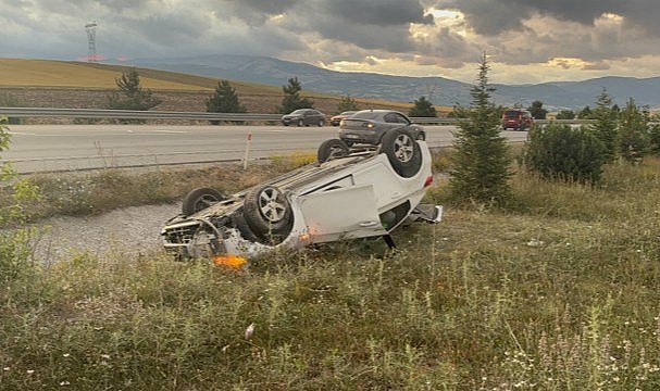 Otomobil ters döndü! İçindekiler sağ kurtuldu!