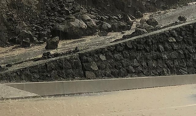 Samsun’da 45 haneli mahalleye giden yol taşla kapandı