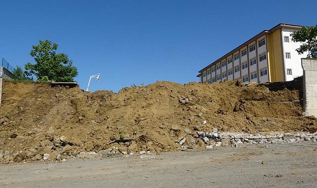 Samsun’da lisenin bahçe duvarı yıkıldı