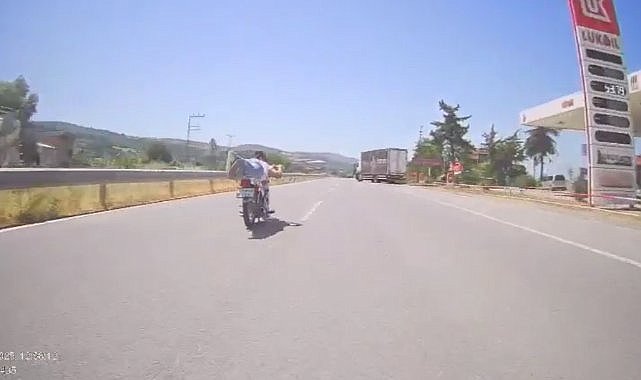 Samsun'da motosikletin üzerine yatarak ilerleyen sürücüye ceza