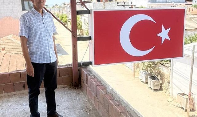 Seçimi kazanınca ilk maaşıyla Türk bayrağı yaptırdı