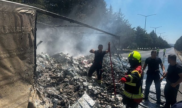 Seyir halindeyken devrilen tır yandı