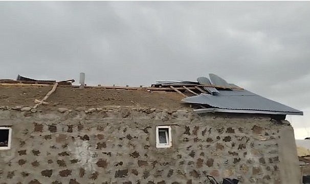 Şiddetli fırtına ev ve ahırların çatısını uçurdu