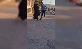 Sokak ortasında eşini darbetti, o anlar kameraya yansıdı