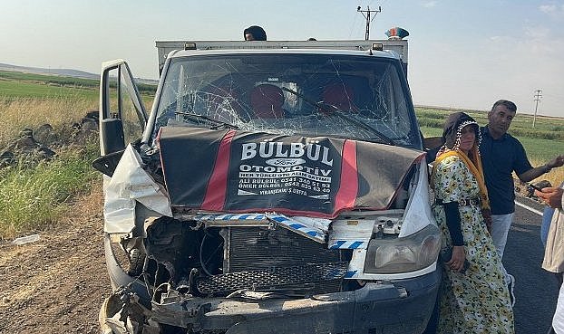 Tarım işçilerini taşıyan kamyonetler birbirine girdi! 11 yaralı