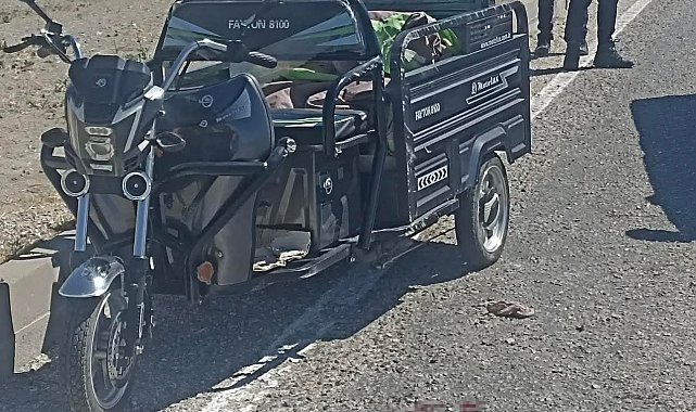 Tırın sıkıştırdığı 3 tekerli motosiklet devrildi: 3 yaralı