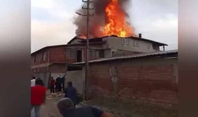 Yıldırım düşen ev kül oldu