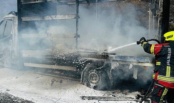 Alevlere teslim olan kamyonet kül oldu