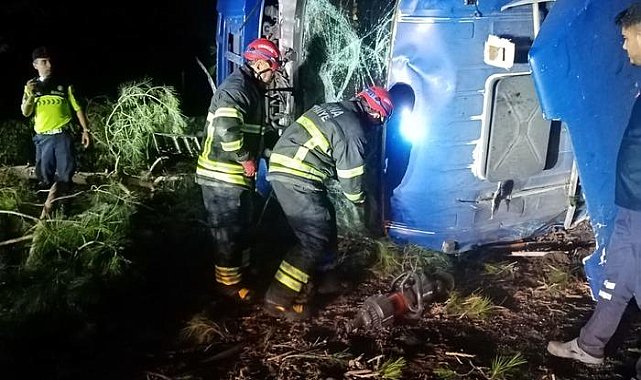 Bariyere çarpan kamyonun sürücüsü hayatını kaybetti