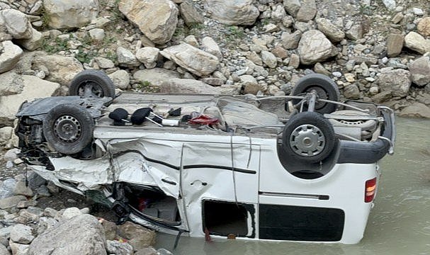 Bir ailenin içinde bulunduğu araç dereye uçtu! 6 yaralı