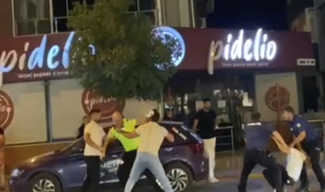 Ceza yazan polise saldırdılar!