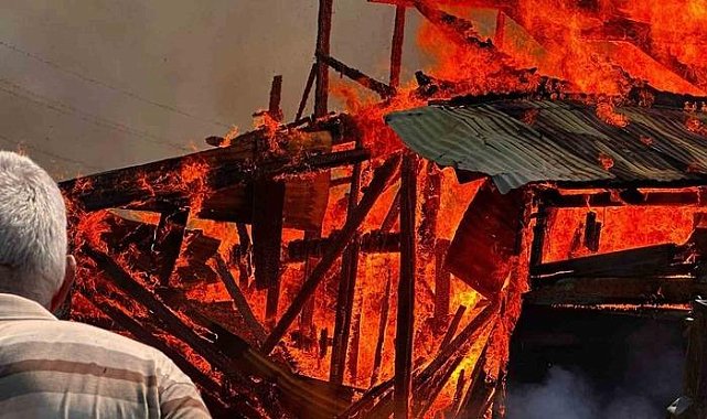 Çöplükte çıkan yangın 5 samanlığı küle çevirdi