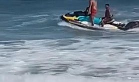 Denizde akıntıya kapılan vatandaşın imdadına cankurtaranlar yetişti