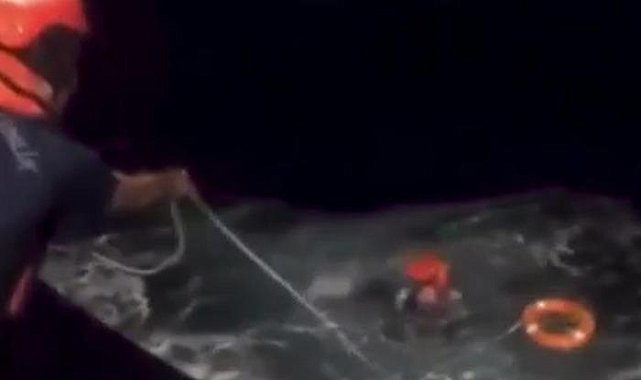 Denizde korku dolu anlar! İzmir Karaburun'da batan teknedeki 3 kişi kurtarıldı