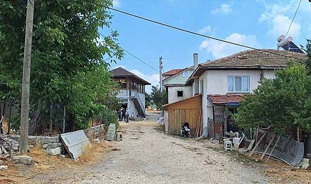 İnek sağarken elektrik akımına kapıldılar!