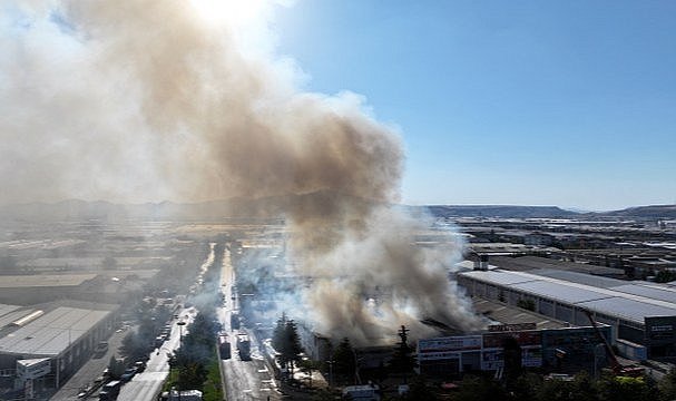İş yerinde korkutan yangın! Mobilya aksesuarı üreten fabrikaya sıçradı