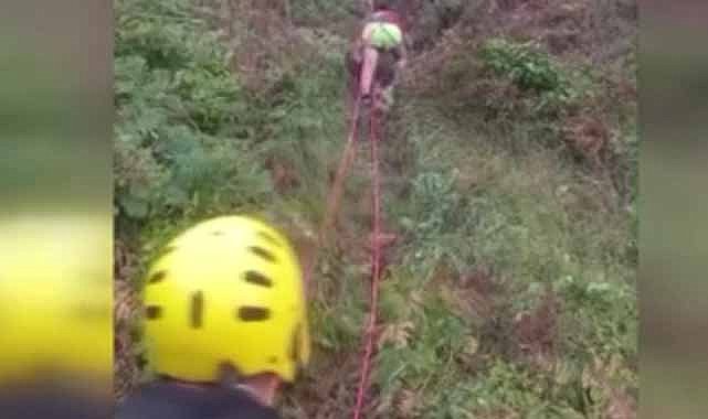 İstanbul'da, 4 genç deniz kenarındaki kayalıklarda mahsur kaldı