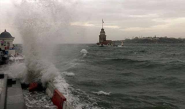 İstanbul'da fırtına hayatı olumsuz etkiledi