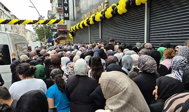 İstanbul'da mağaza açılışına özel indirim izdihama yol açtı