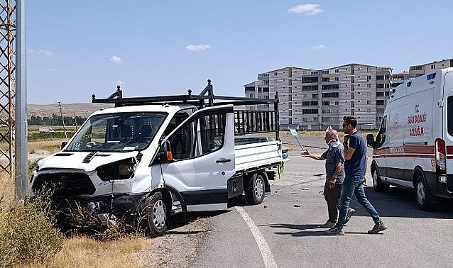 Kamyonet ile otomobil çarpıştı! 6 kişi yaralandı