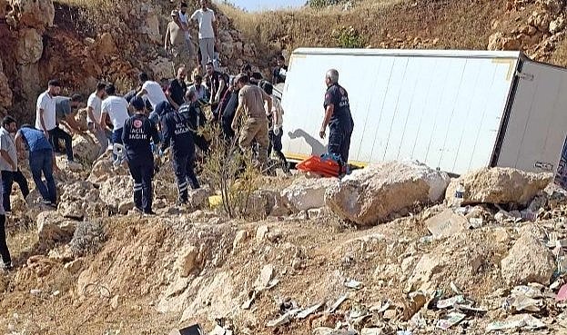 Kamyonet şarampole uçtu! 3 yaralı