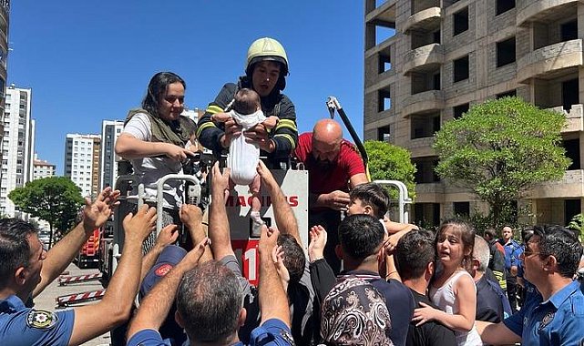 Küçük çocuk endişeli gözler içinde indirildi! Kayseri'de 14 katlı binada yangın
