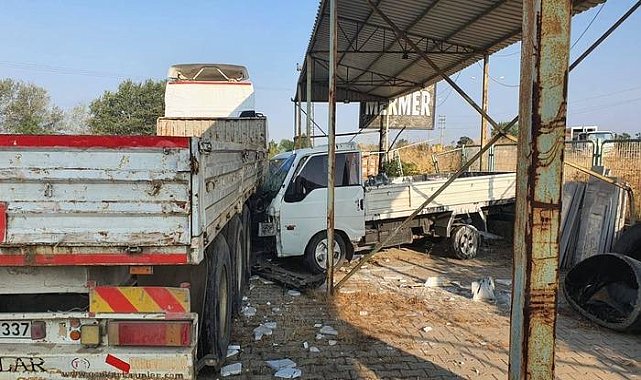 Lastiği patlayan kamyonet, fabrika bahçesindeki TIR'a çarptı