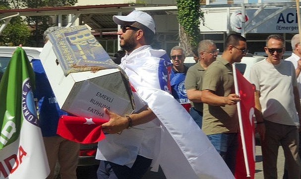 Memurlardan tabutlu eylem