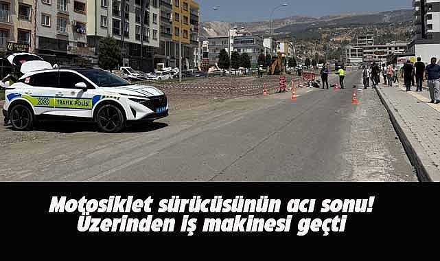 Motosiklet sürücüsünün acı sonu! Üzerinden iş makinesi geçti 