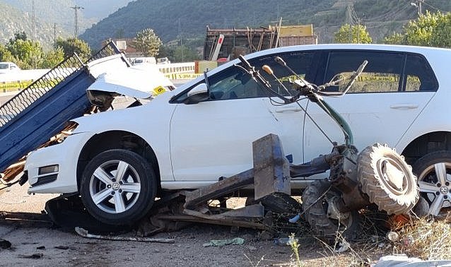 Otomobil ve pat pat çarpıştı! 2 kişi öldü,6 yaralı!