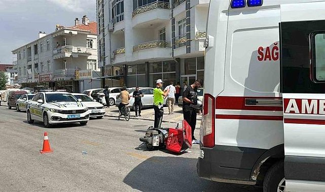 Otomobille çarpışan motokurye yaralandı