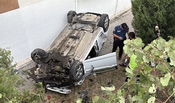 Otomobille hafif ticari araç çarpıştı! 3 kişi yaralandı