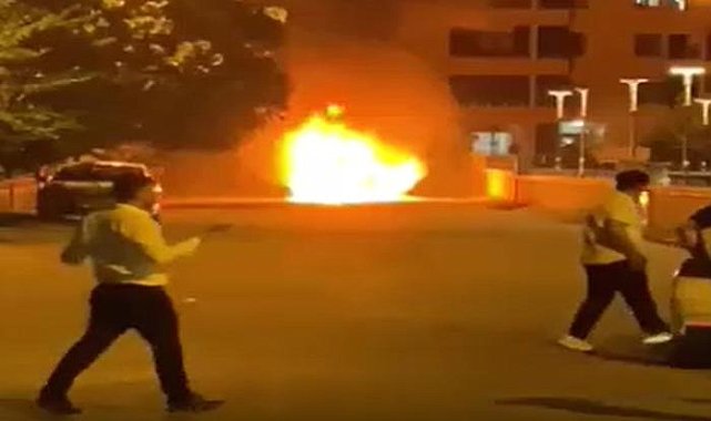 Park halindeki araç alev aldı!