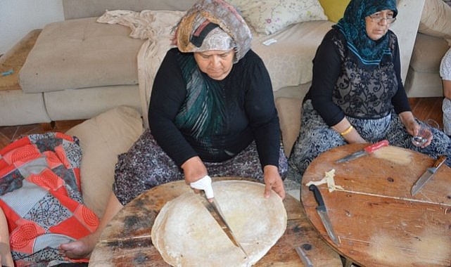 Samsun'da kadınlar kışlık erişte ve çorbalık hazırladı