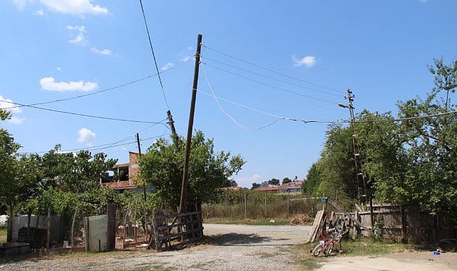 Samsun'da yıkılmak üzere olan direk mahalle sakinlerini tedirgin ediyor