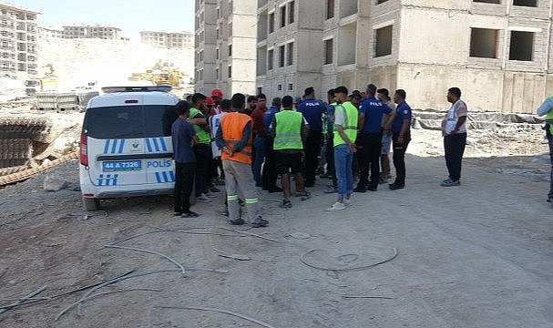 Şantiye savaş alanına döndü! 100 işçi birbirine girdi