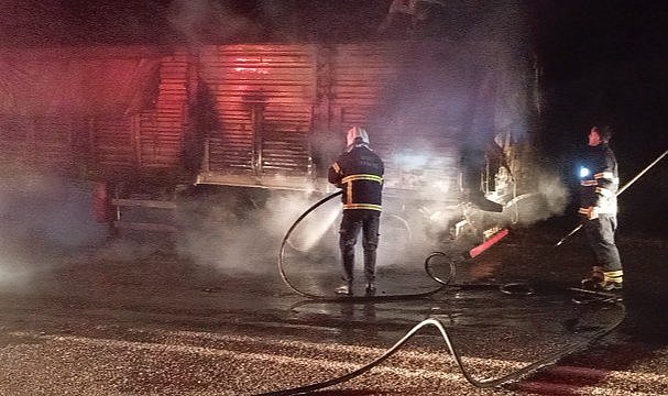 Seyir halindeki buğday yüklü tır alev aldı