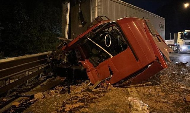 TEM'de tuğla yüklü tıra çarpan tır, hurdaya döndü