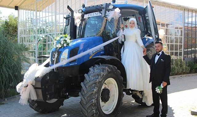 Traktör gelin arabası oldu, gelin direksiyona geçti