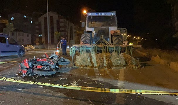 Traktörle çarpışan motosikletin sürücüsü öldü
