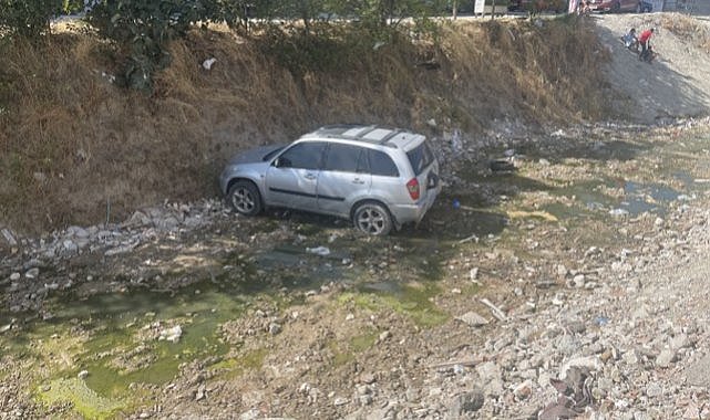 Yaramaz çocuklar otomobilin el frenini indirdi! Otomobil dereye uçtu