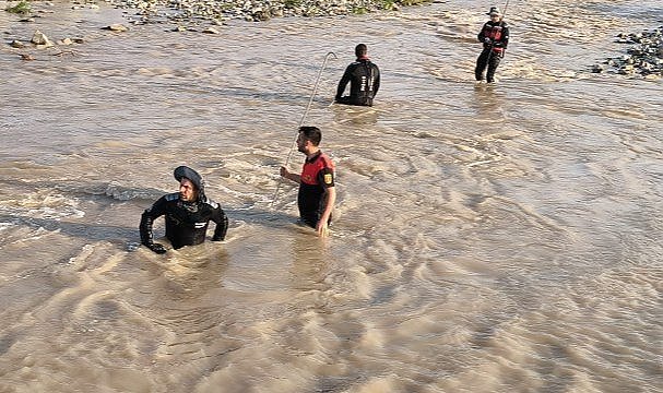 Yüzmek için çaya giren 3 çocuktan biri akıntıya kapıldı