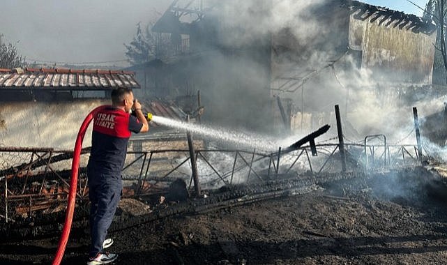 2 katlı ev ve ahır yanarak küle döndü