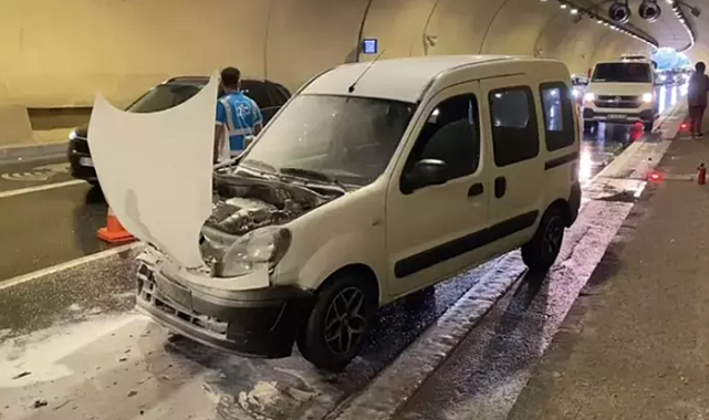 4 aracın karıştığı zincirleme kazada bir otomobil yandı