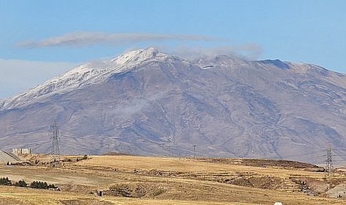 4 bin 58 metre yüksekliğindeki Süphan Dağı'na mevsimin ilk karı düştü