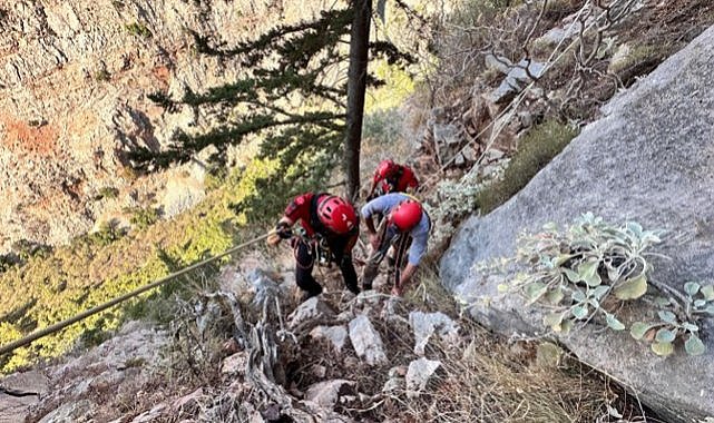 Alman turist kayalıklarda mahsur kaldı! İmdadına JAK timi yetişti